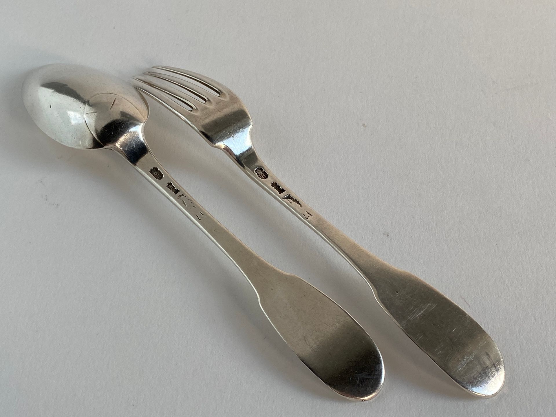 Null 银制餐具。昂热 1781-1789 金饰大师：约瑟夫-贝丹，1765年获得单平面模型。长度：21.5厘米 重量：162克。 叉子的齿部有磨损。