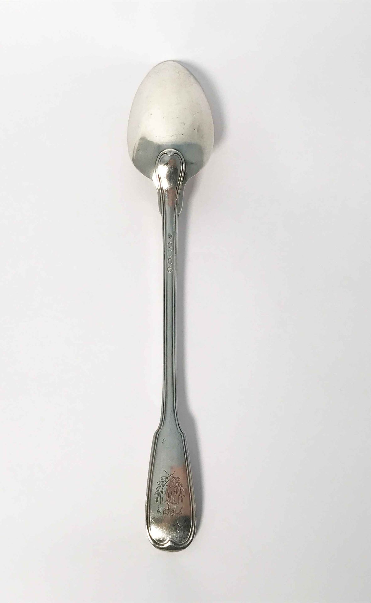 Null 银色的炖汤匙。巴黎1809-1819年的螺纹模型。铲子上刻着一个有纪念意义的盾牌。 金匠：弗朗索瓦-多米尼克-瑙丁。长度：33厘米 重量：178克。