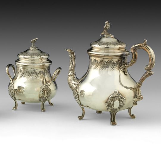 Null A silver Rocaille sugar pot and coffee pot. Baluster shape resting on four &hellip;