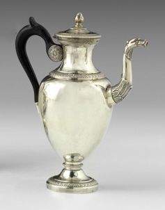 Null 小型银色卵形咖啡壶。巴黎1819-1838年。 朴素的模型放置在一个饰有水叶浮雕的基座上。带有奇美拉头的水嘴。木制手柄。金匠：让-弗朗索瓦-布勒尔 高&hellip;