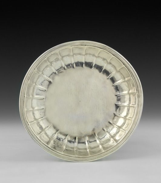 Null 圆形银碗。图卢兹，1714年 金匠大师：Jean Lacere，1701年获得。 平坦的边缘有一个网状的模子，底部有浮雕的渠道装饰。直径：22厘米 重&hellip;