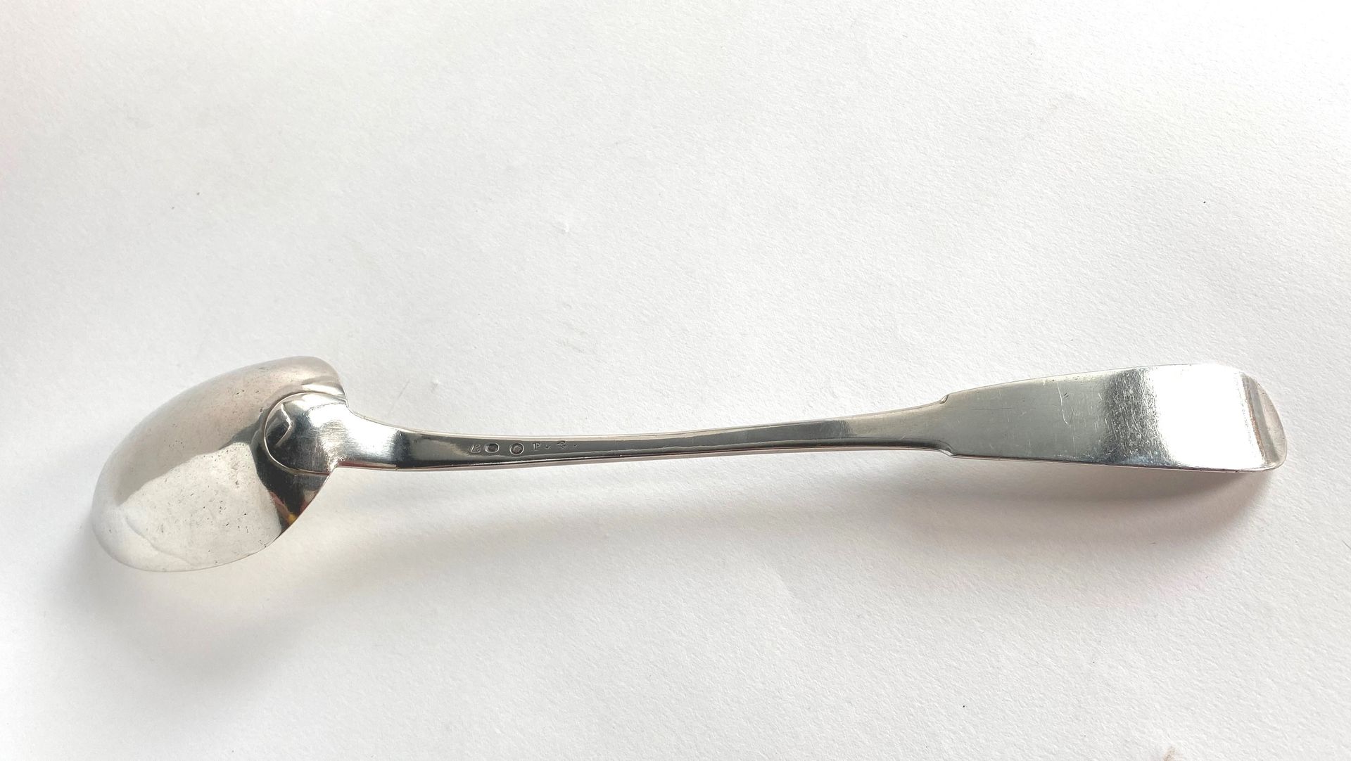 Null 银质锅勺。巴黎1809年-1819年的单平面模型。 金史密斯:路易斯-弗朗索瓦-布拉克特 长度：36.5厘米 重量：225克轻微的震荡。