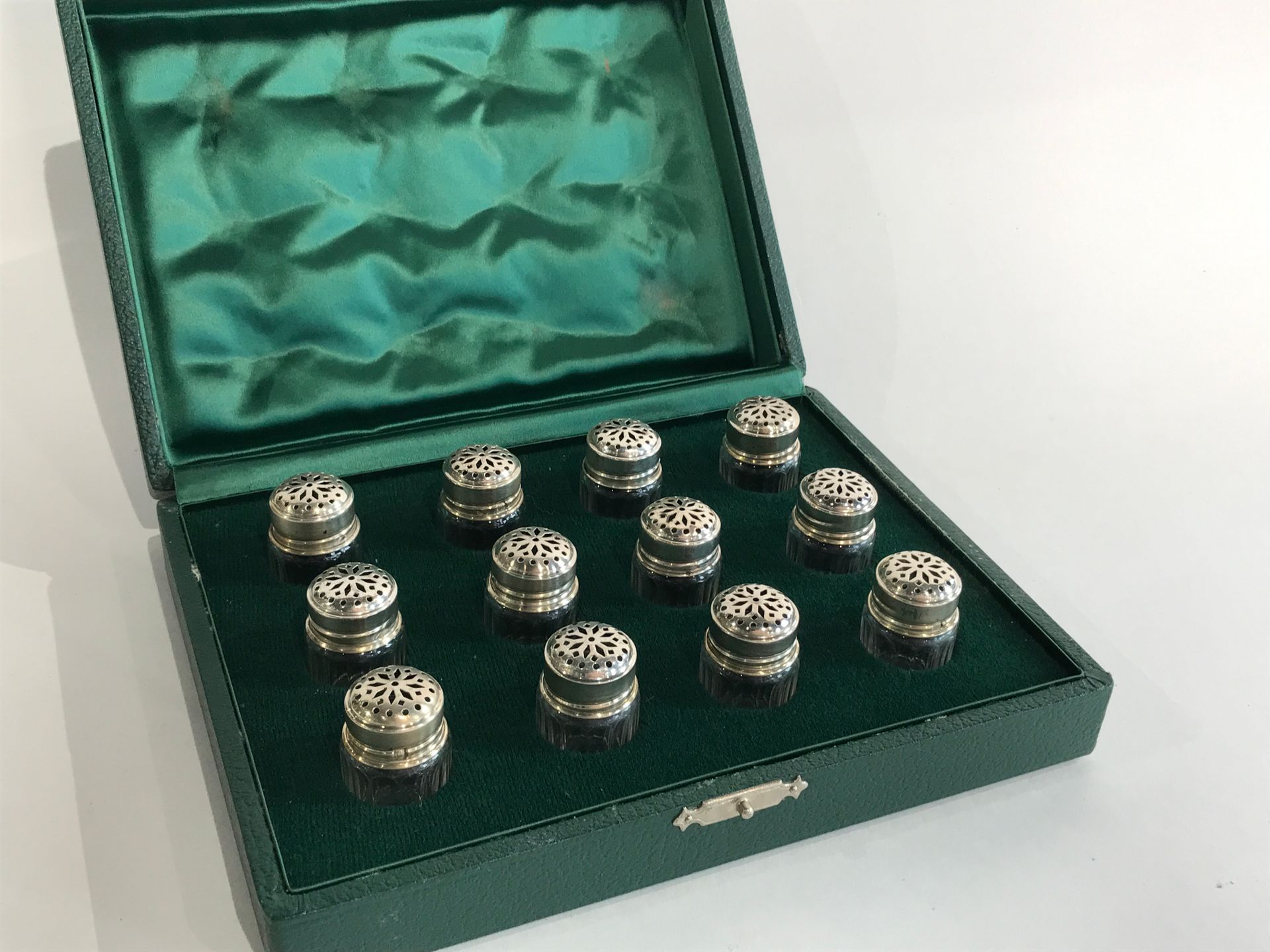 Null TETARD兄弟公司。一套12个水晶和银制的盐瓶。12个独立的水晶盐罐装在原来的盒子里，有银色的安装，上面有玫瑰装饰。标记的Minerve。