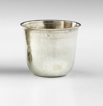 Null 银色库伦高脚杯。巴黎 1733 - 1734 金匠大师：Maurice Meunier，1720年获得。 出院标志：一匹马。 高度：6厘米6 cm 重&hellip;