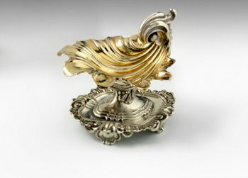 Null Silver and vermeil saleron. Paris 1819-1838. Shell-shaped on a pedestal, it&hellip;