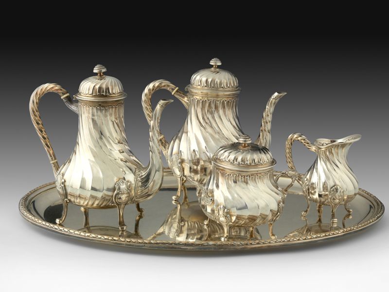 Null 拉帕尔的银质茶具和咖啡具。Rocaille模型，有扭曲的肋骨。手柄是扭曲的。由一个咖啡壶，一个茶壶，一个糖碗和一个奶精组成。标记的Minerve。重量&hellip;