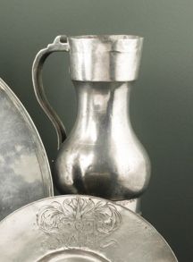Null 洛林。紫铜色敞口壶。18世纪初。 阳台形状，有一个高直杯，装有一个拇指托。 印有地区纹章，即 "Or a bend gules with three &hellip;