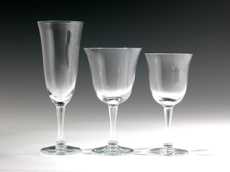 Null LALIQUE.水晶玻璃服务，巴萨克模式。 郁金香形，底有乳白色的叶子模样。它包括30件，包括12个酒杯（2个稍有缺口），8个水杯（1个稍有缺口），1&hellip;