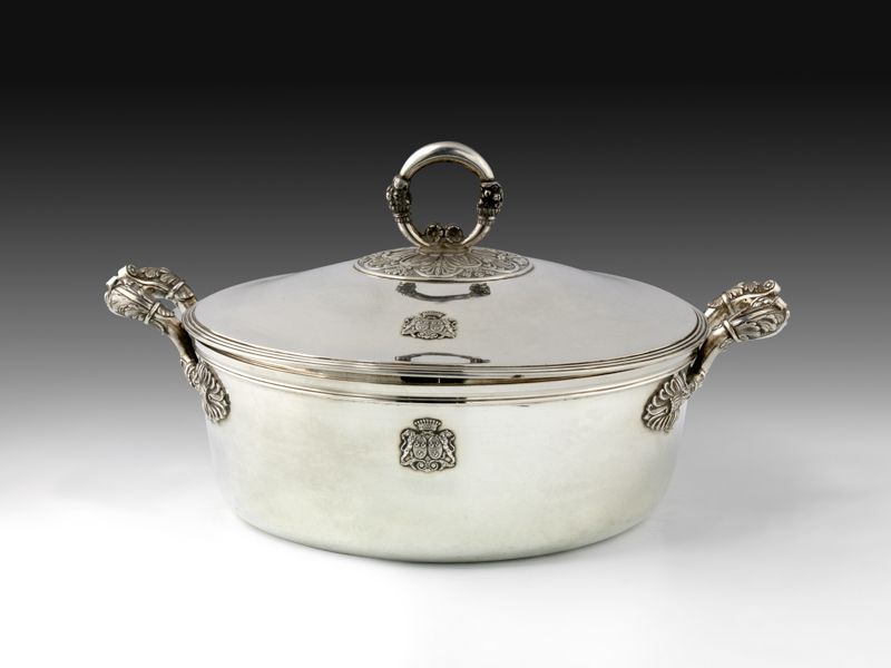 Null Silver covered vegetable dish. Circa 1840 Round shape, the handles decorate&hellip;