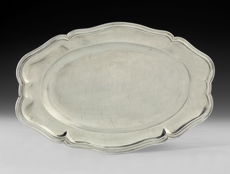 Null 椭圆形的银盘子，有轮廓。丹麦 1896年。 轮廓和锉刀的模型。Goldsmith : Michelsen.尺寸：45.5 x 29.3 cm 重量：1&hellip;