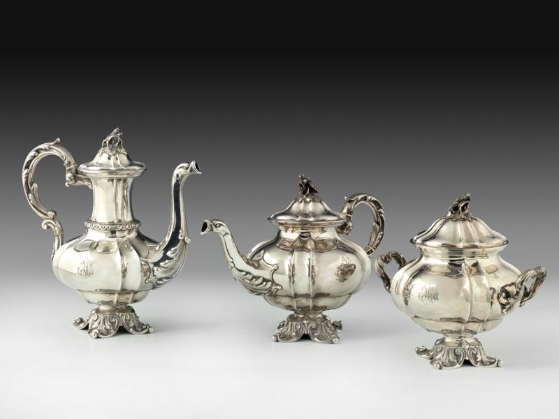 Null Servizio da tè in argento, stile orientale. Composto da una caffettiera, un&hellip;