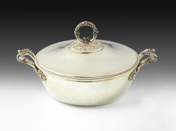 Null Silver covered vegetable dish. Paris 1819-1838. Model with flat bottom, the&hellip;