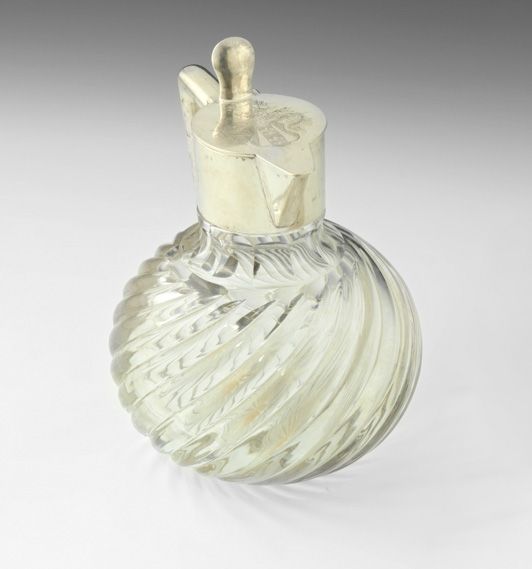 Null 迷人的水晶和银色玻璃瓶。德国20世纪初。这是一个球状的水晶壶，上面有扭曲的小齿轮和刻有纹章的有盖框架。标题800°。 高度：19厘米。高度：19厘米