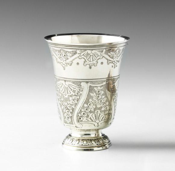 Null 放在基座上的银色郁金香型大水壶。Etampes 1769 - 1774 金匠大师：Jean Hugo，1740年获得。 基座被一个椭圆形和交错的楣板所&hellip;
