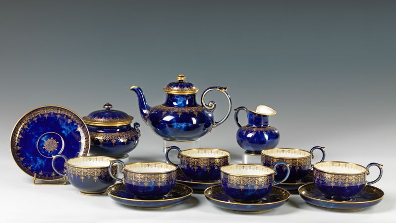 Null Sèvres. Servicio de té de porcelana. Decorado con oro sobre fondo azul noch&hellip;