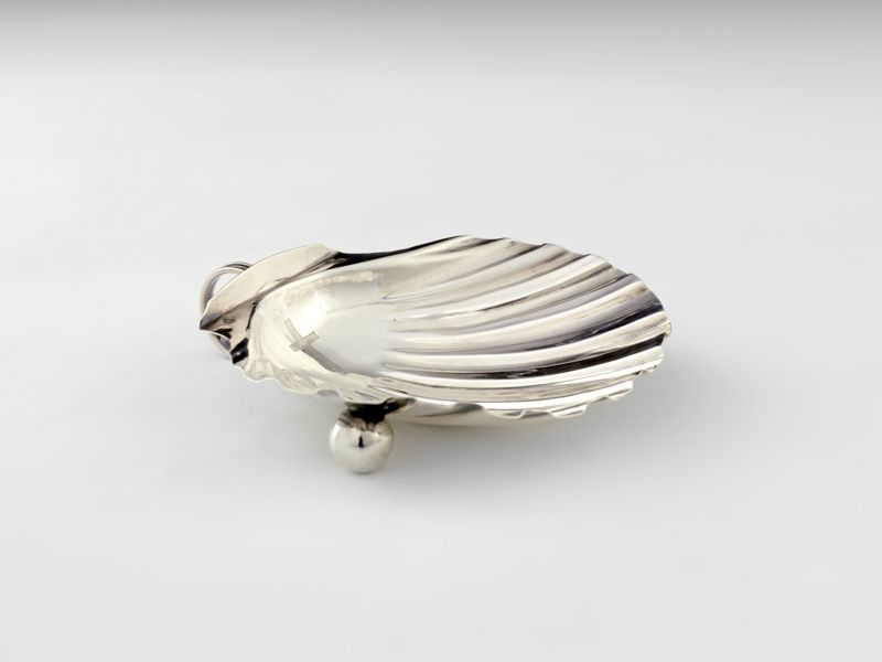 Null Silver baptismal shell. Paris 1819-1838 It stands on two ball feet and a mo&hellip;