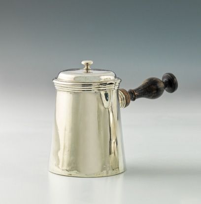 Null 银色牛奶壶。巴黎1788年 金匠大师：雅克-路易-奥古斯特-勒奎，1779年获得。弯曲的铰链式盖子由一个小盖子延伸，它的顶部是一个扁平的旋钮。侧面的把&hellip;