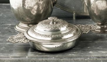 Null 里昂。美丽的锡镴碗。18世纪的最后三分之一。 带有带状轮廓和掌纹的吊耳。盖子上有 "Bérain "的装饰，上面有一尊皇室的雕像。测试标记日期为174&hellip;