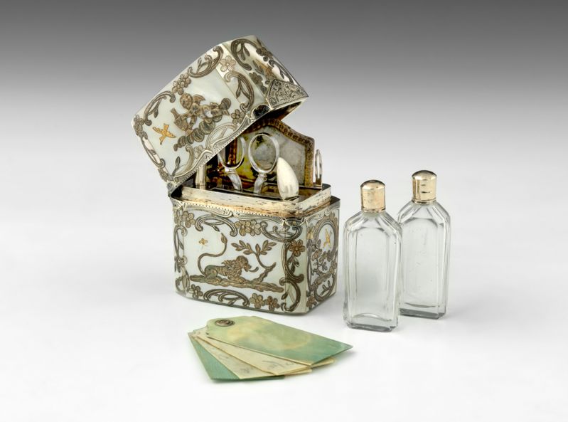 Null 珍珠母和银色piqué盥洗用品套装。巴黎 1768-1774 长方形的盒子上有代表爱情和忠诚的银色和金色的匹克装饰。可以看到鸽子、一只叼着箭的狗、狮子&hellip;