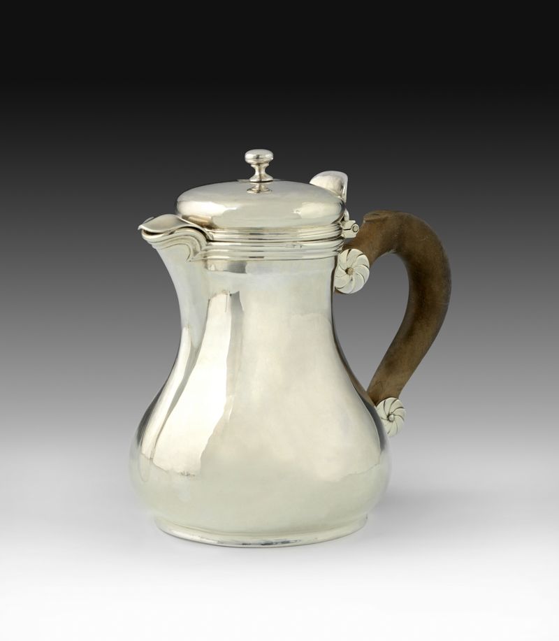 Null 小银色 "Marabout "咖啡壶。 1769年普罗旺斯的艾克斯。金匠大师：Charles Espariat，1748年获得。 阳台形式，平底，壶口&hellip;