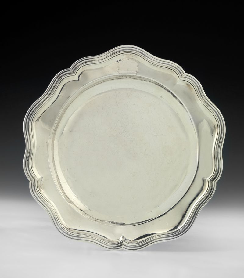 Null 圆型银盘，带轮廓。斯特拉斯堡 1725-1728 金匠大师：约翰-路德维希二世-伊姆林，1720年收到半空心模型，边缘有轮廓和网状的模子。 直径：27&hellip;