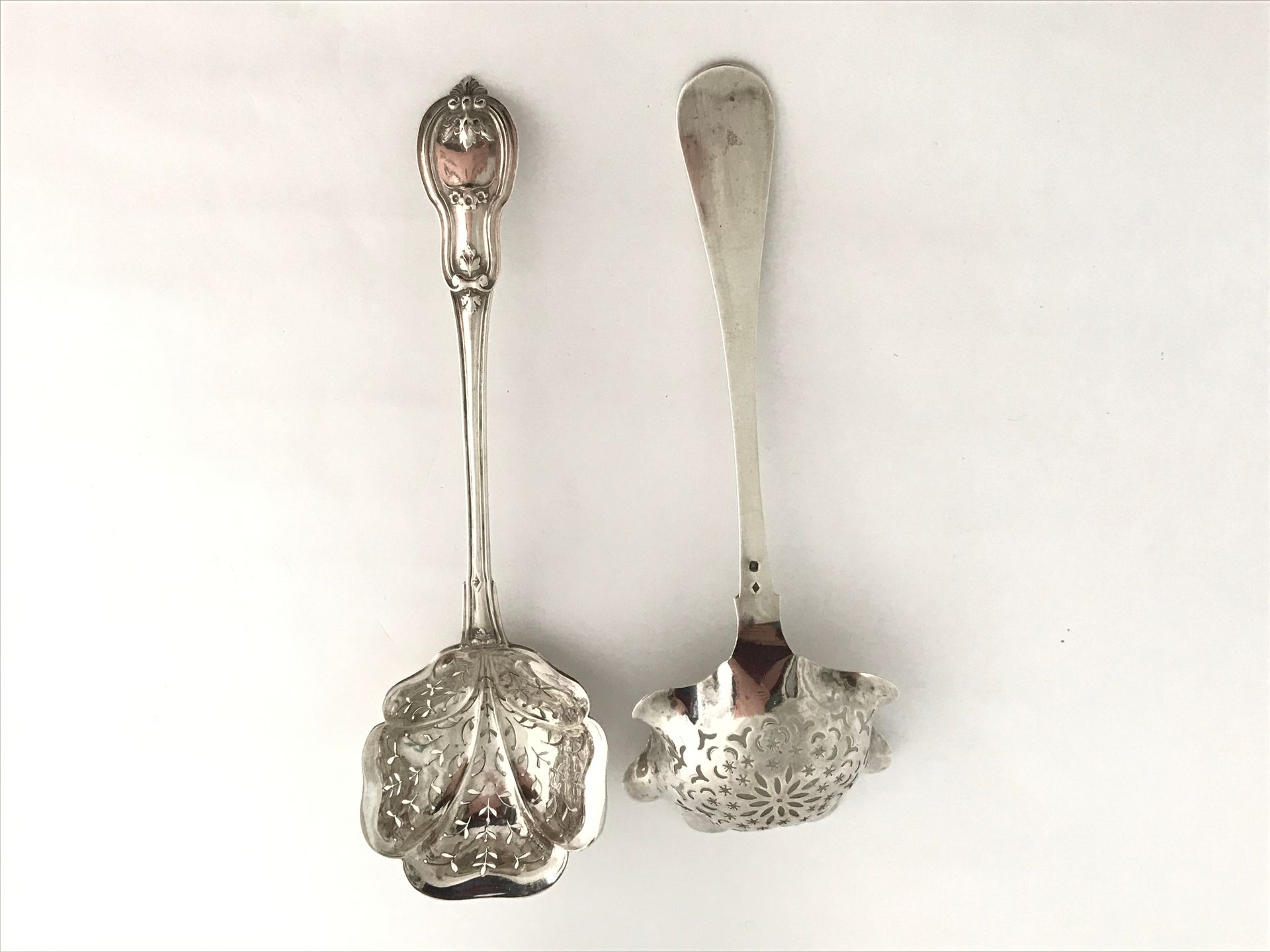 Null 银色的洒水壶勺子。19世纪末-20世纪初。 长棍型或提琴型，勺子上穿有玫瑰花或风格化的花朵。Minerve的标志。重量：102克。