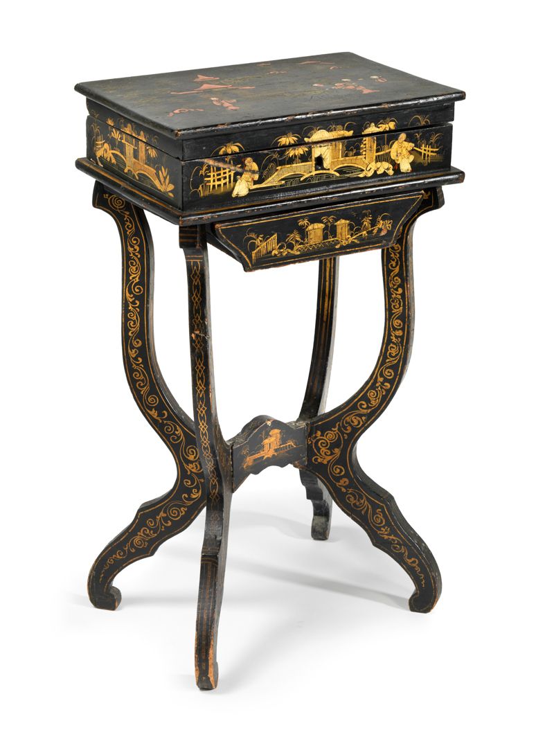 Null Petite table à ouvrages en bois vernis noir. Epoque Napoléon III. A décor d&hellip;