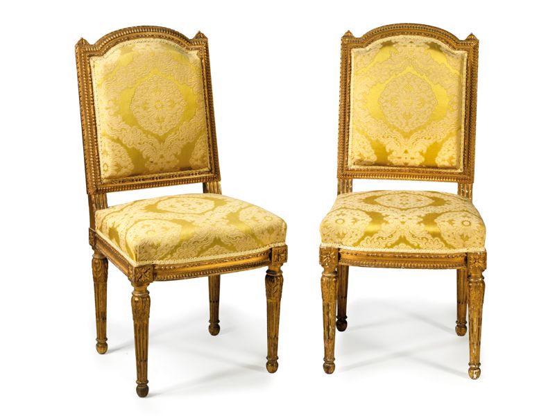 Null Paire de chaises en bois mouluré, sculpté et doré. Style Louis XVI du XIXe &hellip;