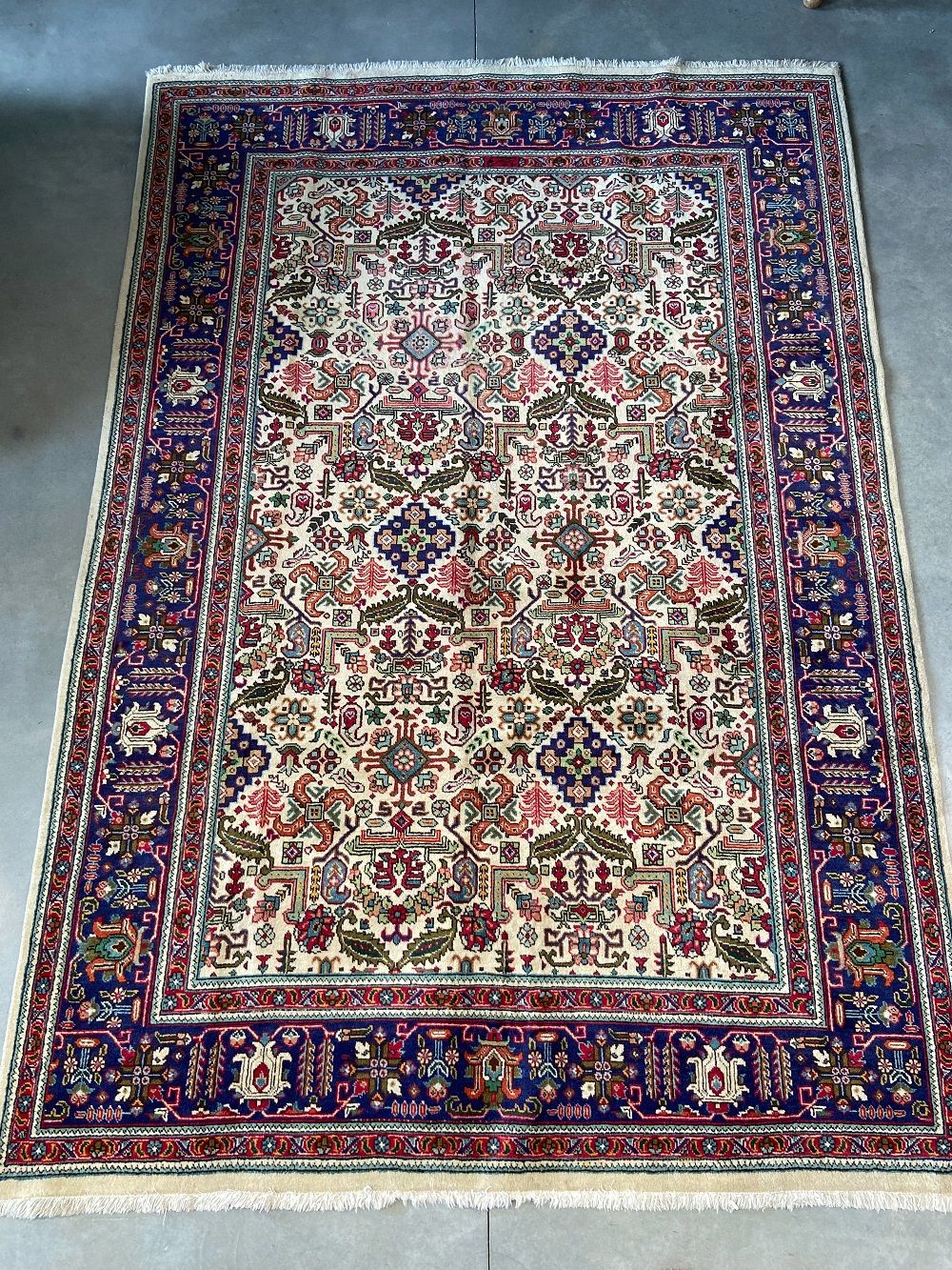 Null Original tapis Tabriz (Nord-Ouest de l'Iran) vers 1975. Champ beige à origi&hellip;