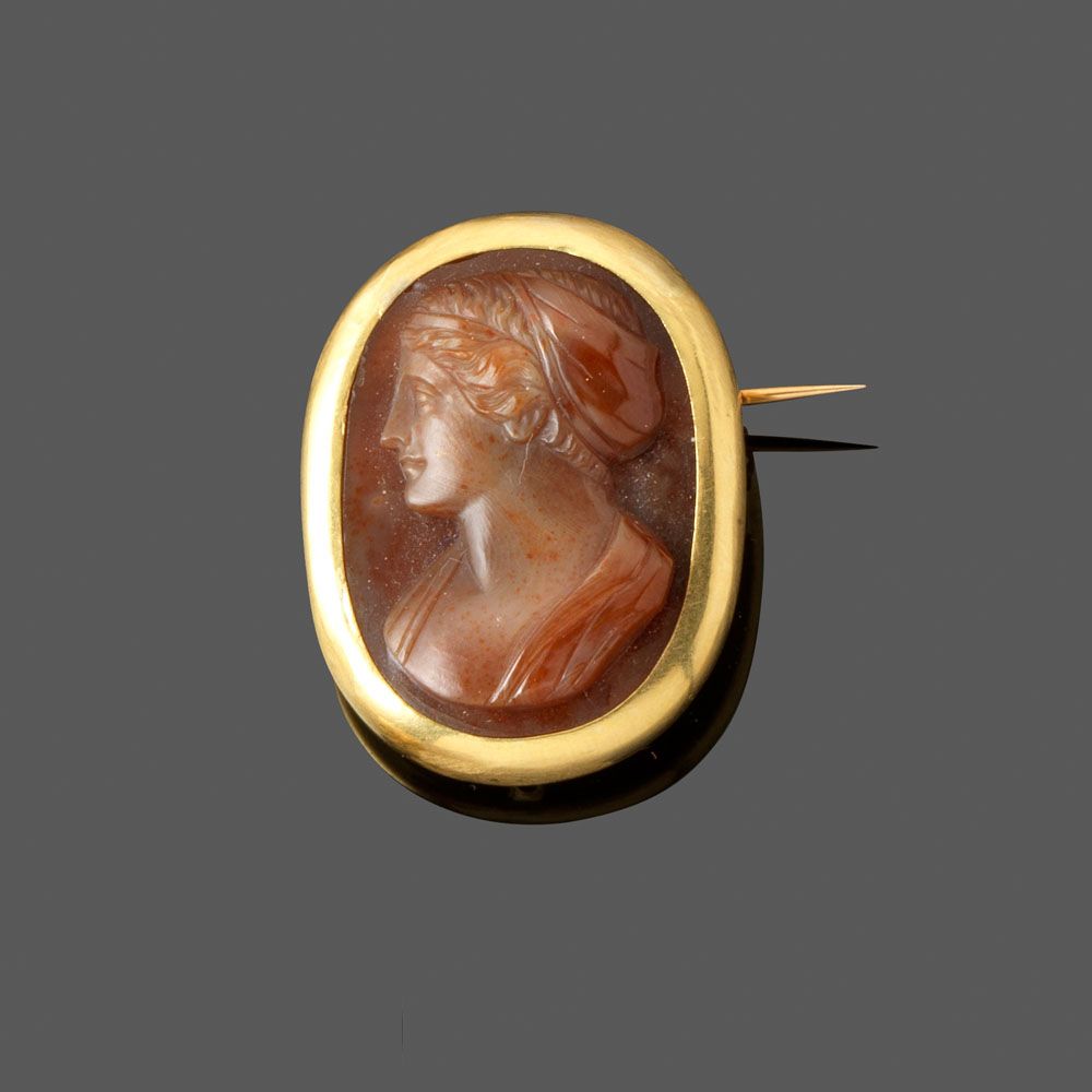 Null Broche ovale "camée". En or jaune 18k sertie d'un camée ovale sur agate rep&hellip;