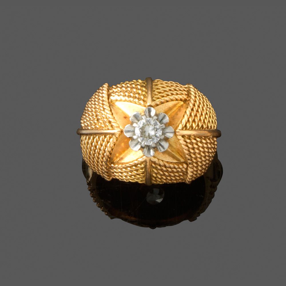 Null Bague dôme, vers 1950. En or jaune 18k et platine souligné de filets d'or t&hellip;