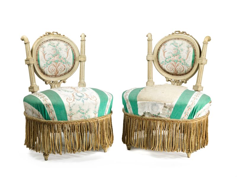 Null Paire de chaises "chauffeuses" en bois peint. Style Louis XVI, XIXe siècle.&hellip;