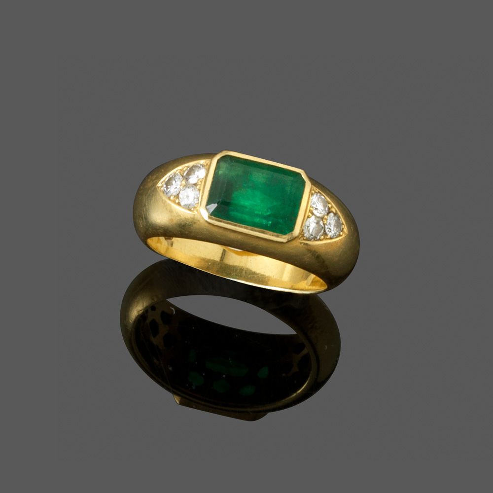 Null Bague jonc En or jaune 18k ornée d'une émeraude sertie clos épaulée de troi&hellip;