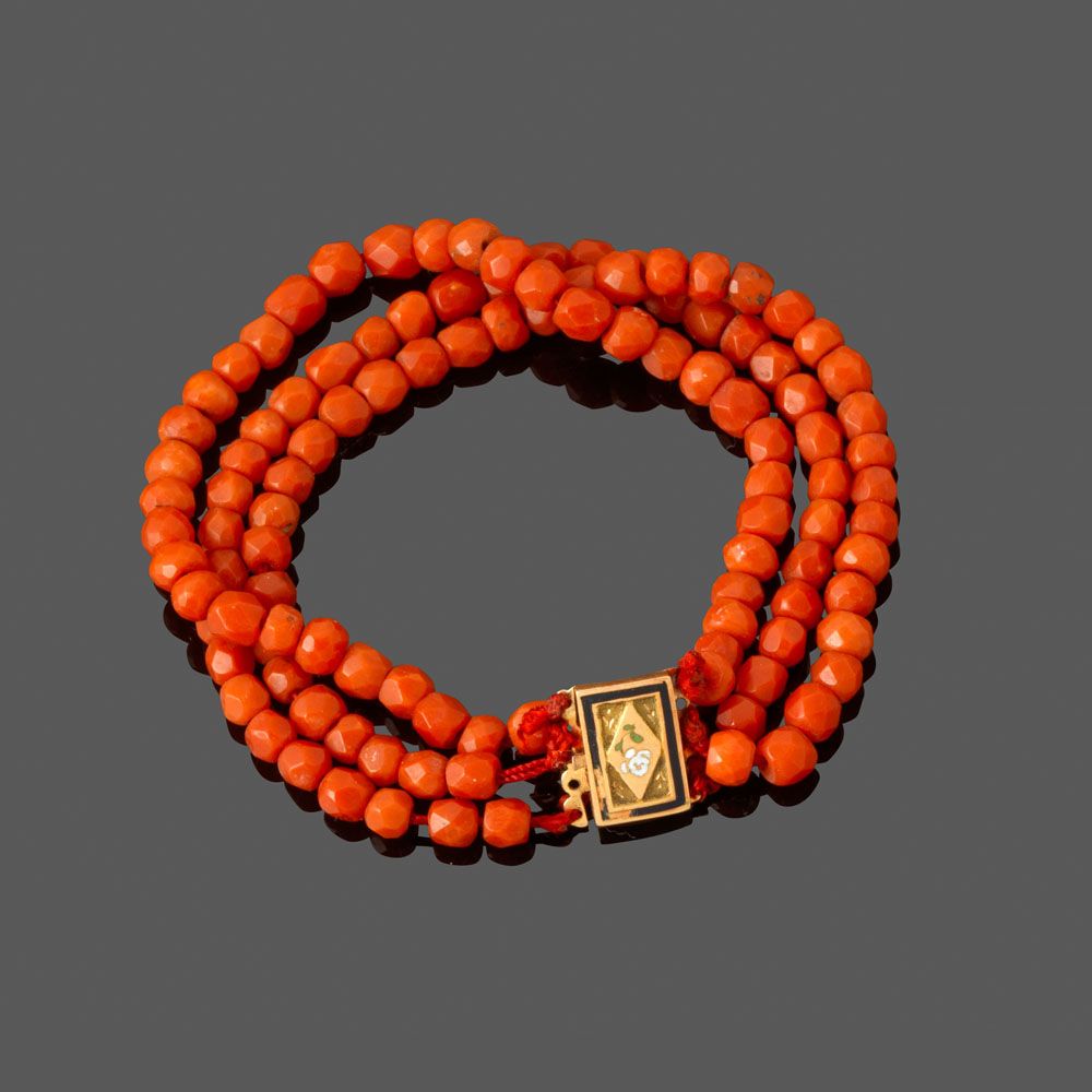 Null Bracelet trois rangs de perles de corail faceté, XIXe siècle. Le fermoir en&hellip;