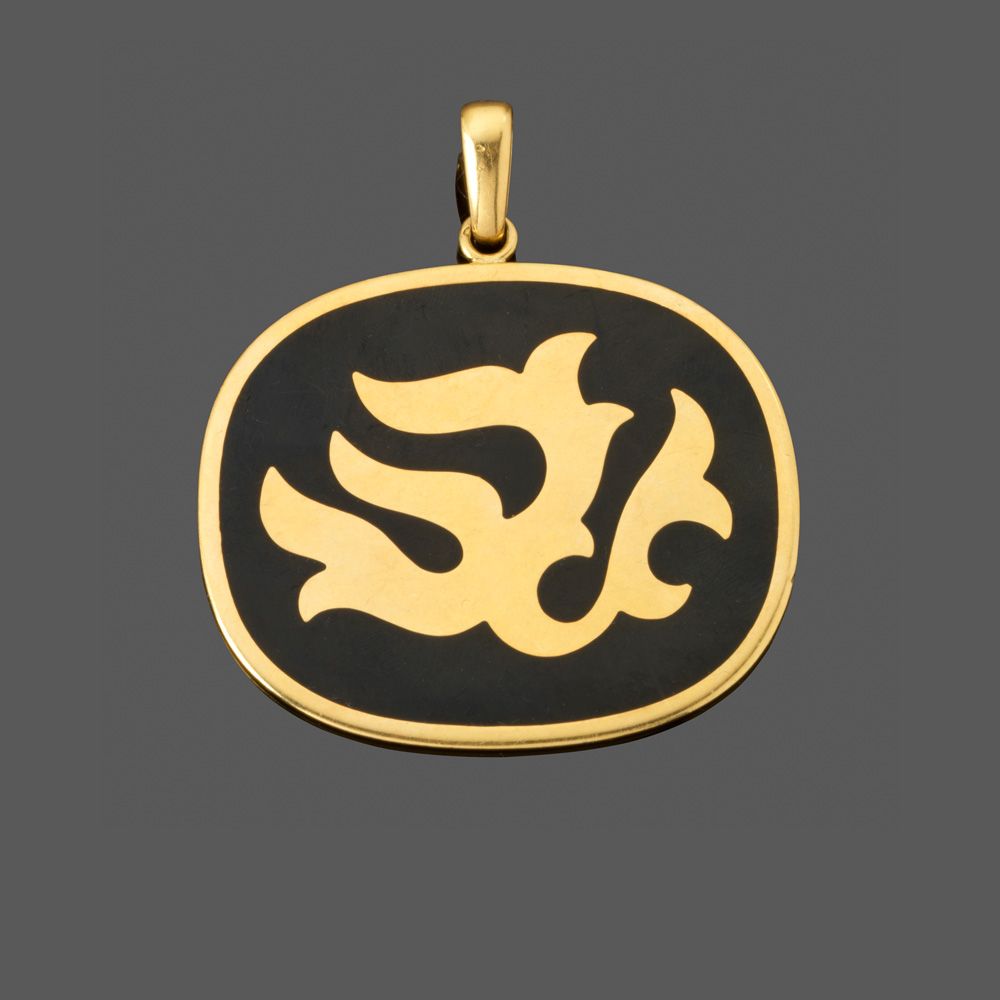 Null OJ PERRIN. Grand pendentif En or jaune 18k de forme ovale orné d'un motif s&hellip;