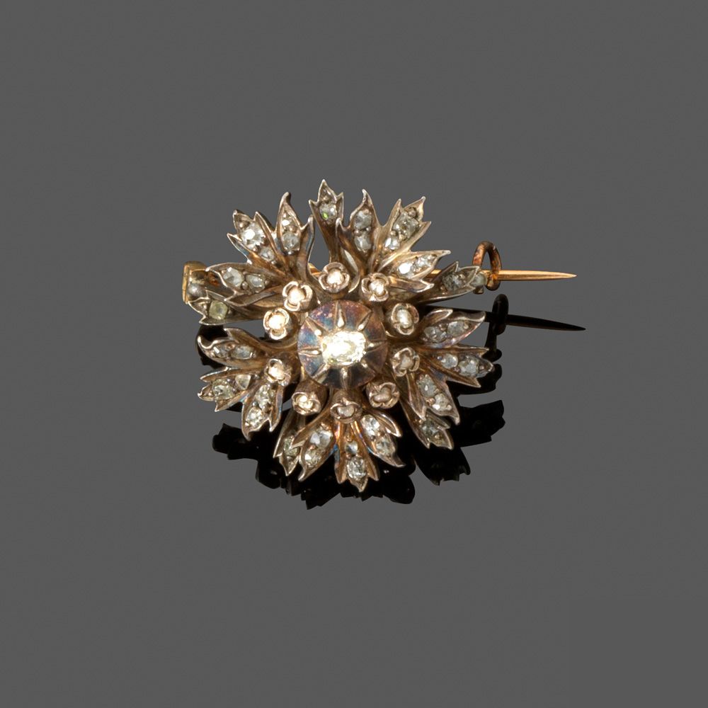 Null Broche "fleur" XIXe siècle. En or jaune 18k et argent sertis de diamants ta&hellip;