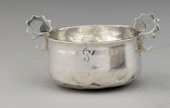 Null 
银质酒杯或卡塔维诺斯。萨拉曼卡1752年 

金匠大师：F.Aillon 平底圆杯，它接受两个带切割轮廓的平把手。 

杯子下面刻有字母J，边缘略微&hellip;