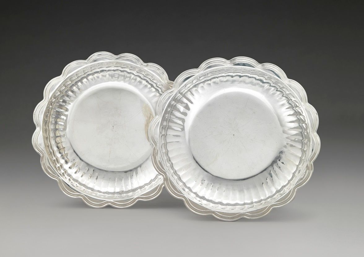 Null 
一对银质多叶碗。巴黎1723-1724年 

圆形，带圆角造型。 

直径：23厘米 重量：640克。
