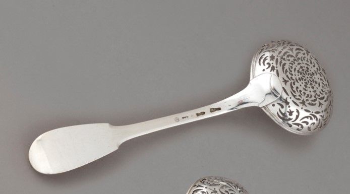 Null 
银色的洒水勺子。尼姆1780年 

金匠大师：Jean-Antoine Cusson，1775年获得。 

单平底模型，大圆勺装饰有一个小的中央玫瑰&hellip;
