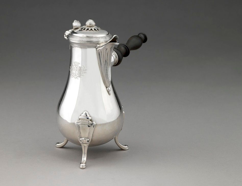 Null 
银色栏杆咖啡壶。巴黎1782-1783年 

金匠大师：Antoine Boullier，1775年获得。 

它站在三个有凹槽的脚上，上面有模制的&hellip;