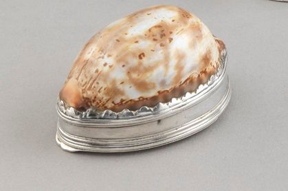 Null 
一个银制的鼻烟盒。法国或英国 18世纪末-19世纪初。 

瓷器鼻烟壶（贝壳），银色和银色鎏金的安装，下方有丝状模子和一个花纹。盖子是用斗笠和轮廓线&hellip;