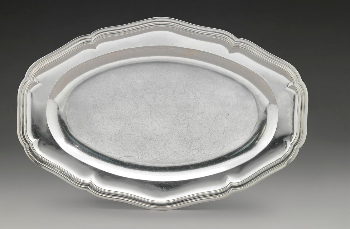 Null A large silver oval dish. Paris 1780-1781