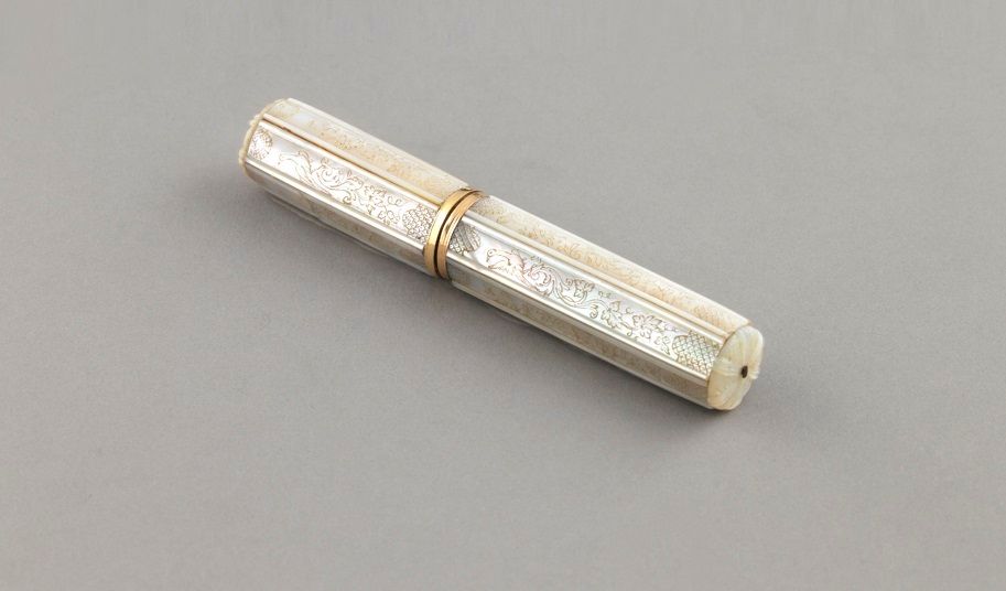 Null A gold and mother of pearl message case. Paris 1738-1744