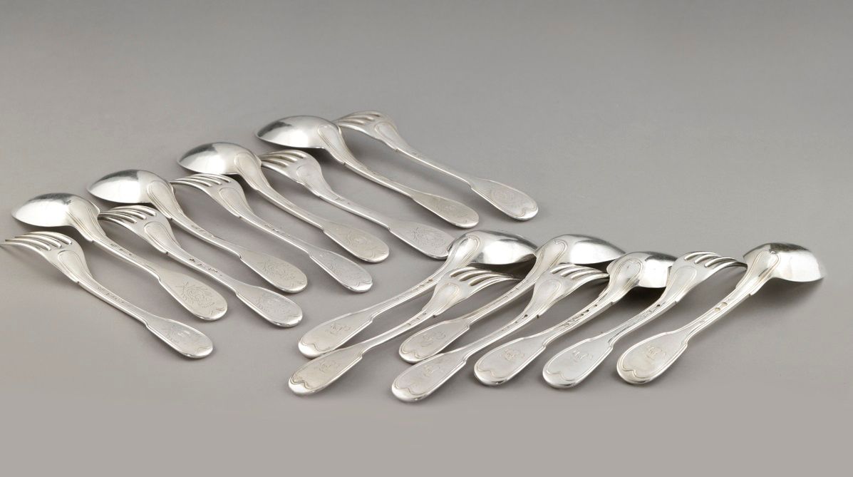 Null 
一套八件的银质餐具。巴黎，约1789年。 

各种金匠 模型，网子上刻着一个花冠的徽章，上面刻着一个单字（四个勺子和五个叉子），刻着一个单字（四个勺&hellip;