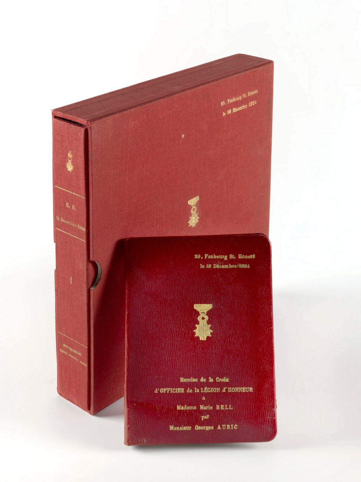Null [丹尼尔-弗朗克的照片]为乔治-奥里克向玛丽-贝尔颁发荣誉军团军官十字勋章而用手风琴装裱的12张照片专辑（11x16）。附有一本红布相册，装在一个红布&hellip;