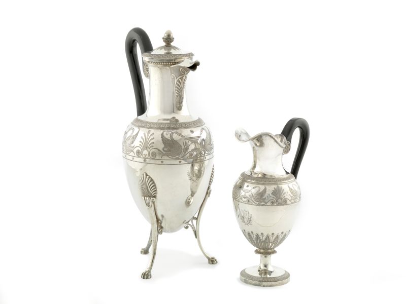 Null 
一套银质咖啡壶和牛奶壶。巴黎1798-1809年




金匠：马丁-纪尧姆-比奈（1764-1843年）














卵圆形，靠在&hellip;
