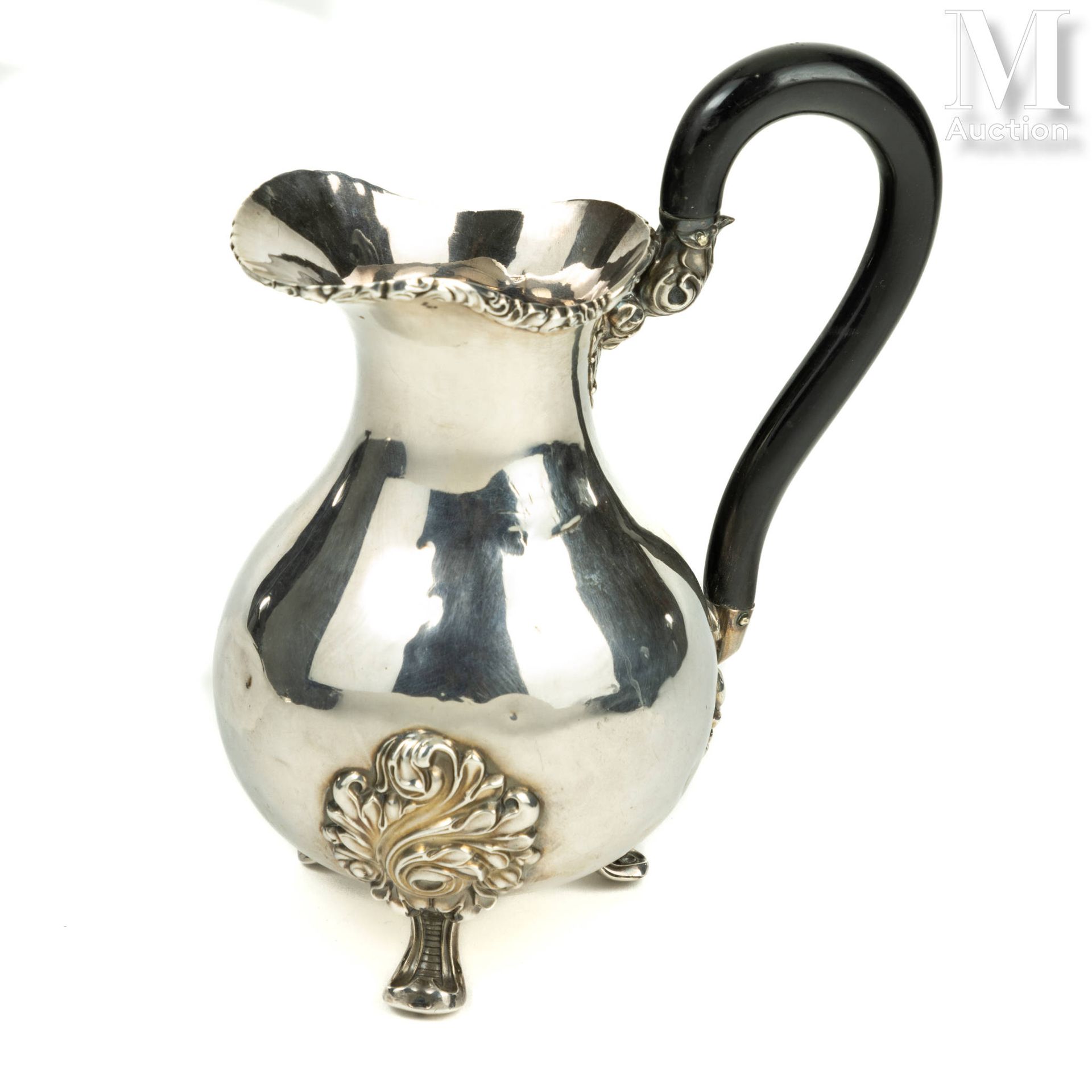 Verseuse en argent uni 一个普通的银质咖啡壶，由三个带卷轴装饰的脚支撑。唇部装饰有卷轴。 
熏黑的木质手柄。
米纳瓦标记。
H.17 - &hellip;