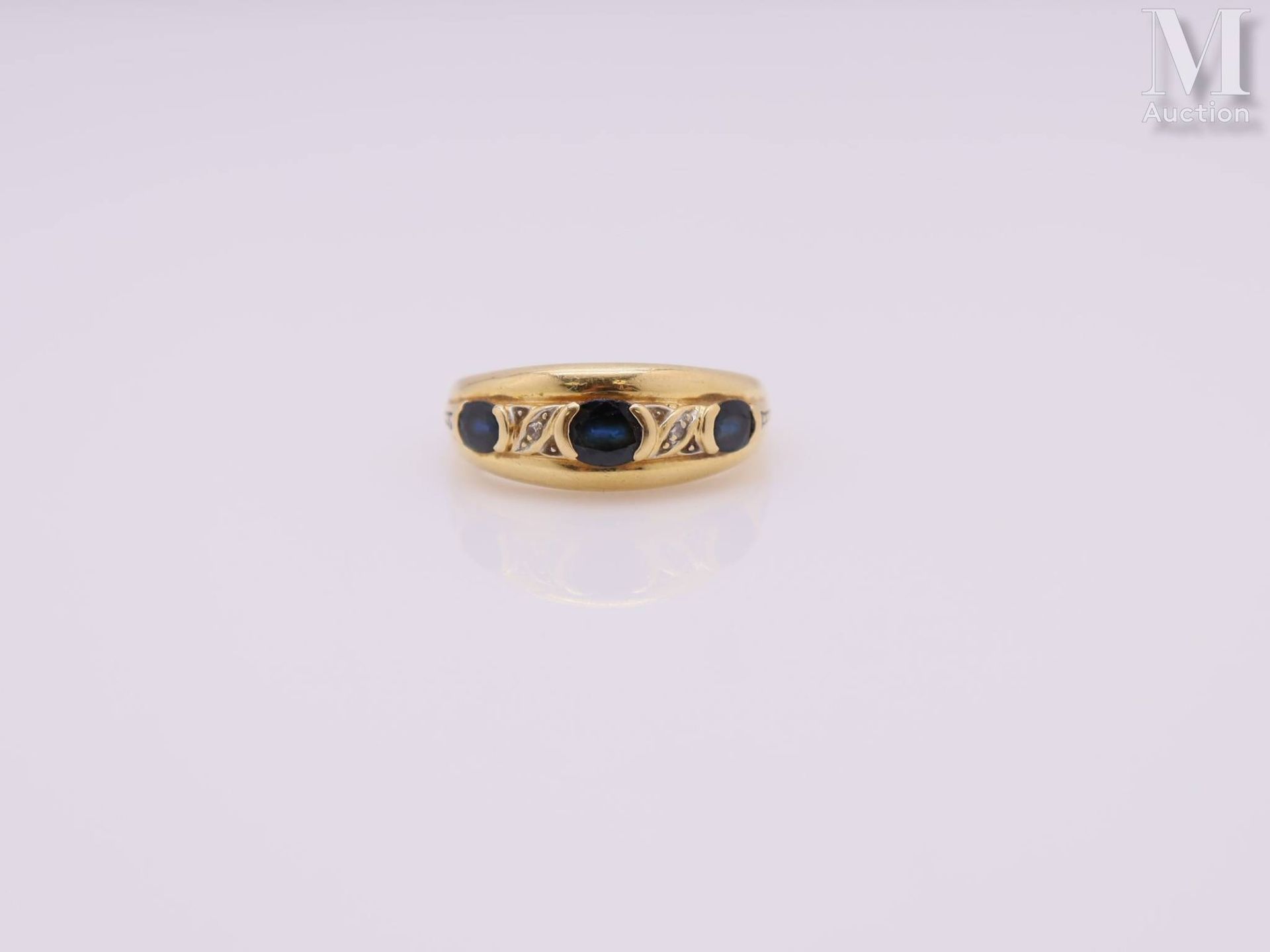 Bague jonc saphirs ovales 18K黄金戒指（千分之七十五），镶有三颗椭圆形蓝宝石，与小钻石交替排列。
毛重：3克 - TDD：54