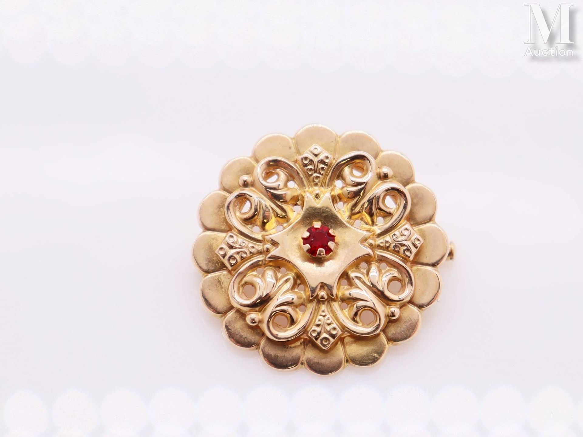 Broche Brooch in yellow gold 18k (750 thousandths) forming a rosette with emboss&hellip;