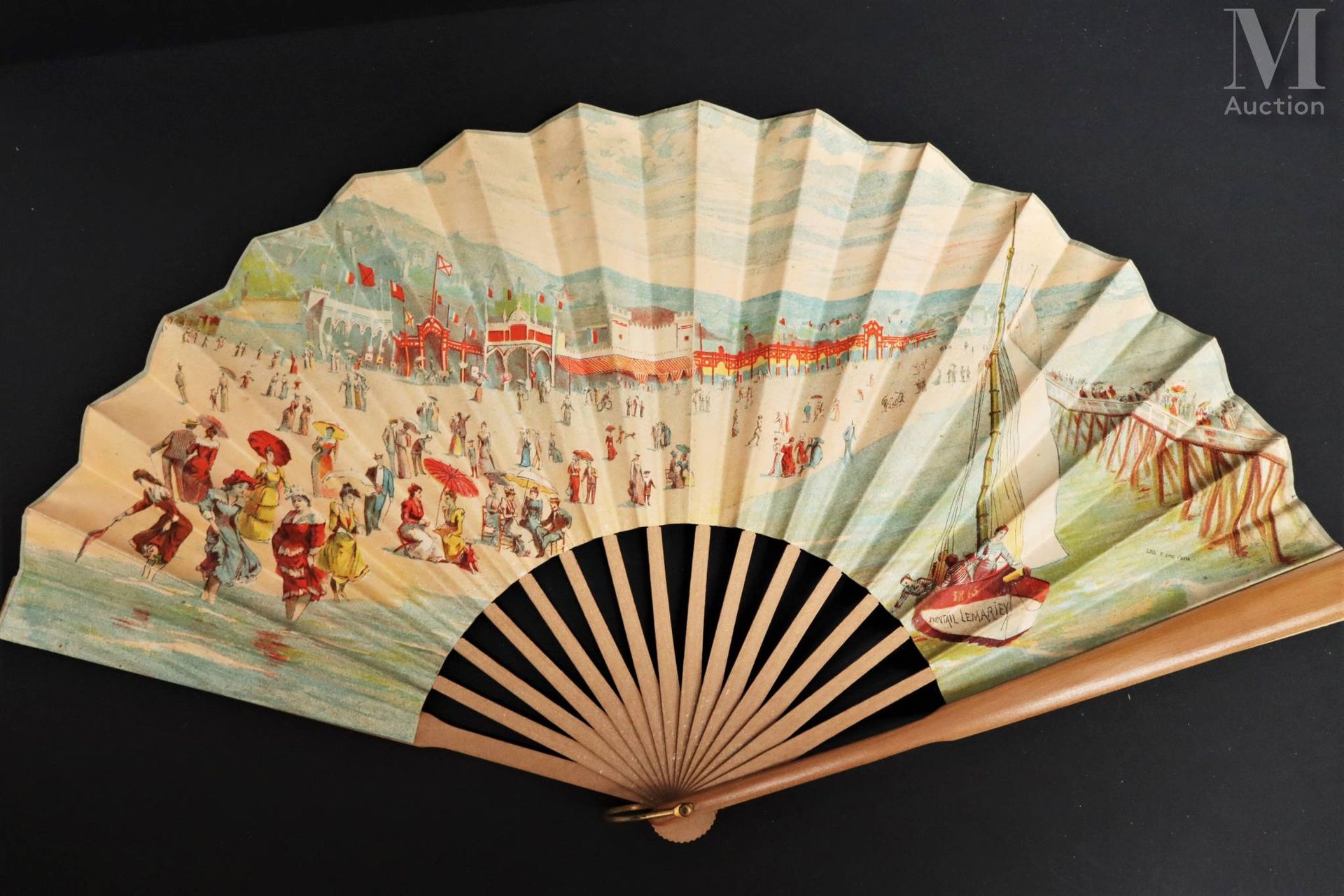 La Loïe Fuller, vers 1890-1900 罕见的折扇，广告，纸片的一面印有特鲁维尔海滩的景色，那里的人群正在涌动。
另一面是著名的美国舞蹈家&hellip;